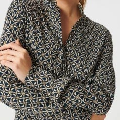 Blouses Dea Kudibal Nate V Blouse Moloch Space Beige -Dea Kudibal Winkel 0a84531134fb40021ec766b21e2d0157