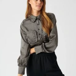 Dea Kudibal Longsleeve Shirts Otilia Blouse Black 8 Dea Kudibal Longsleeve Shirts Otilia Blouse Black -Dea Kudibal Winkel 128a6b95ea7707e442094395b7e1a7c6